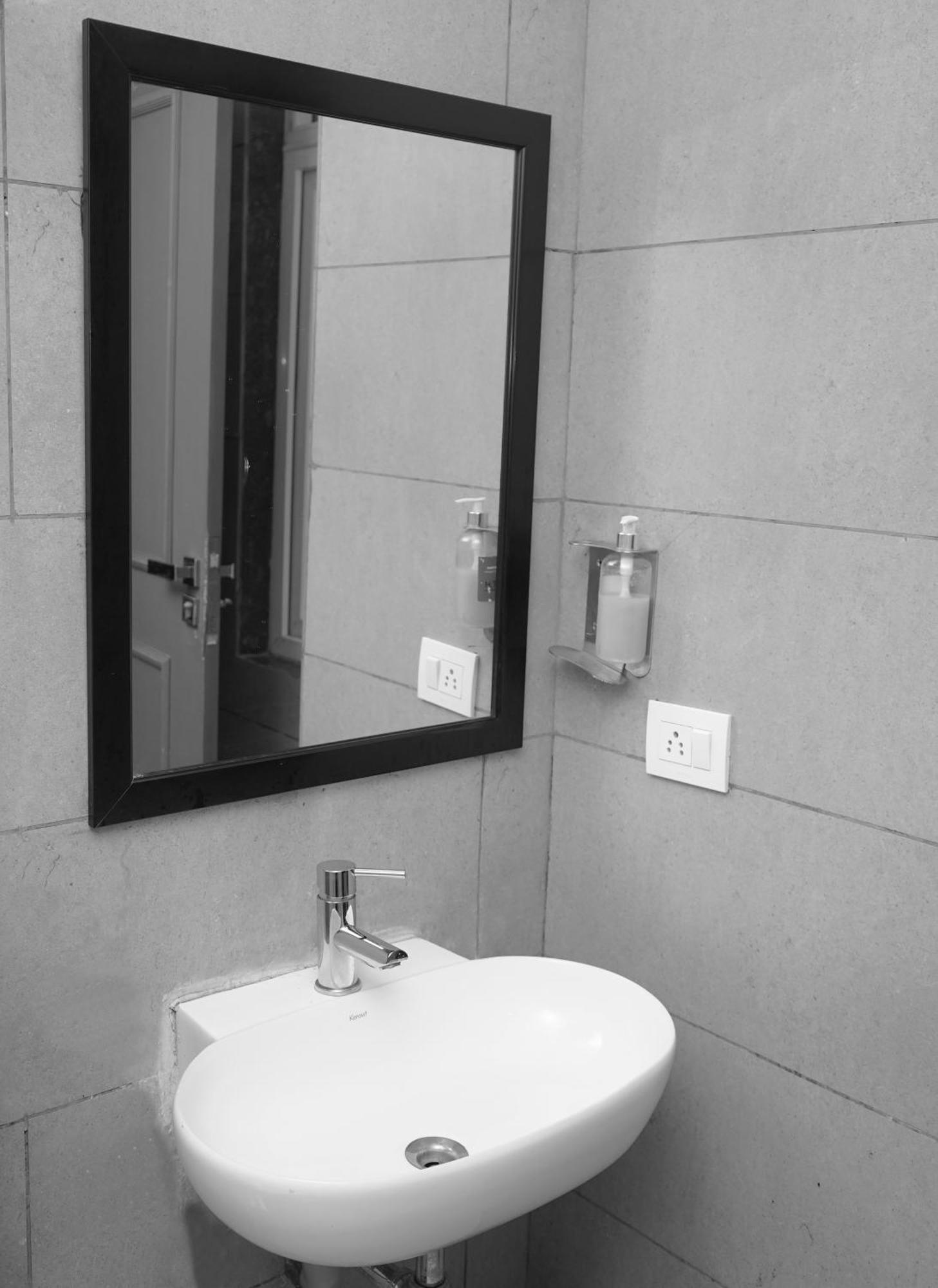 Suites Admiral Delhi Airport นิวเดลี ภายนอก รูปภาพ