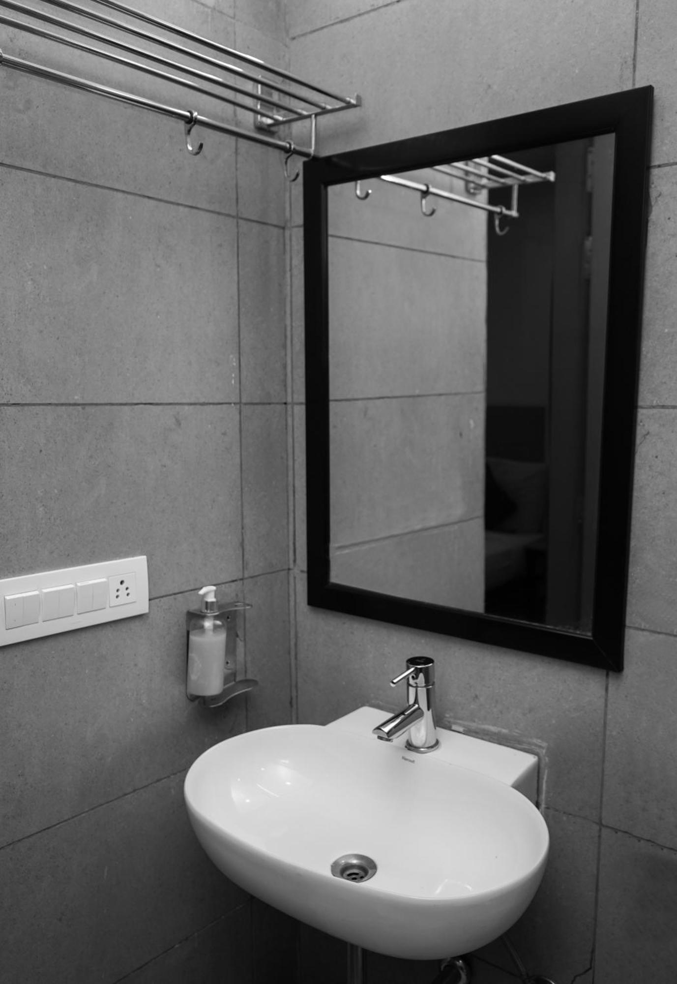 Suites Admiral Delhi Airport นิวเดลี ภายนอก รูปภาพ